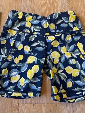 Sweaty Betty Power Shorts size 6, lemon citrus print 6” inseam